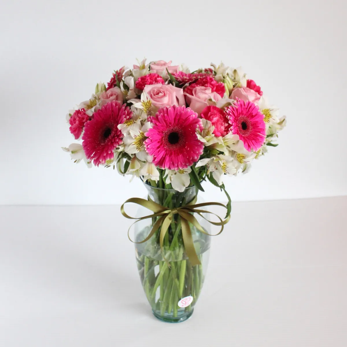 Gerberas ,rosas y claveles en cristal