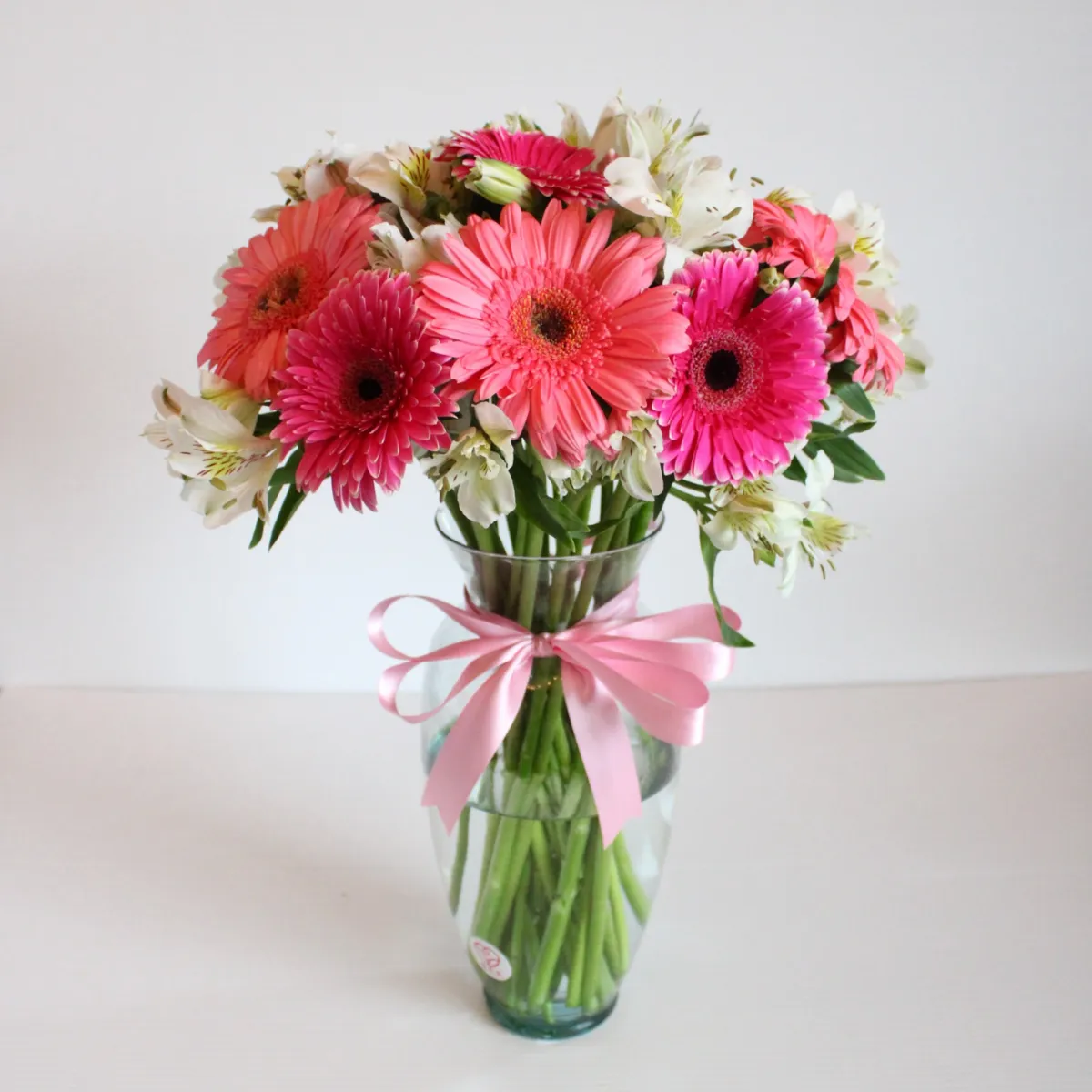 12 gerberas en jarrón