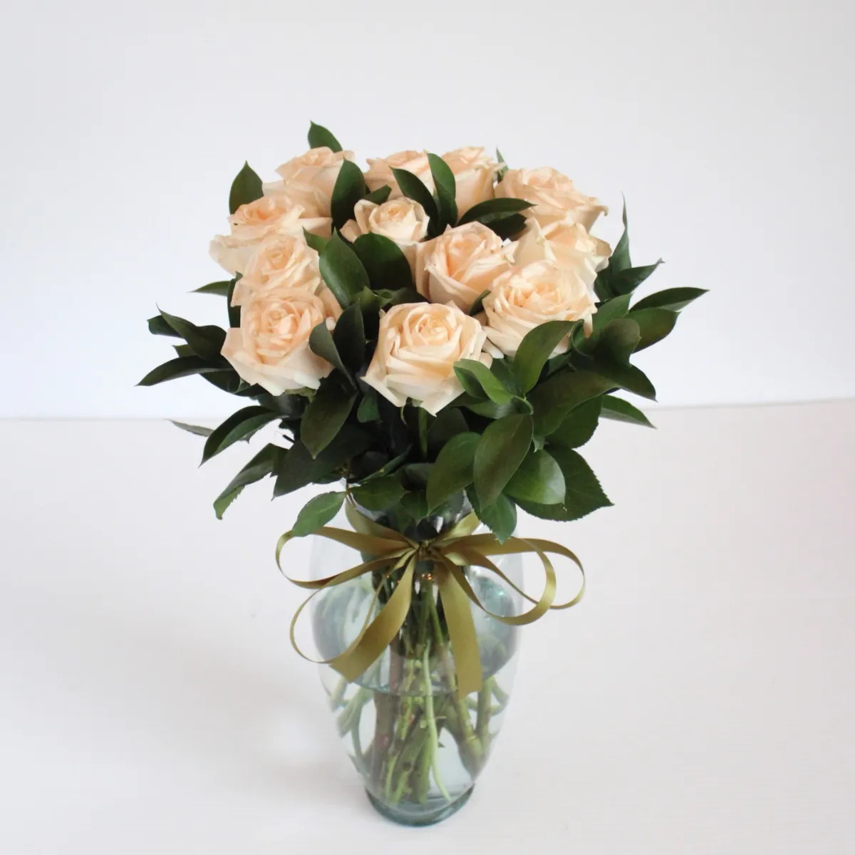 12 rosas blancas en cristal